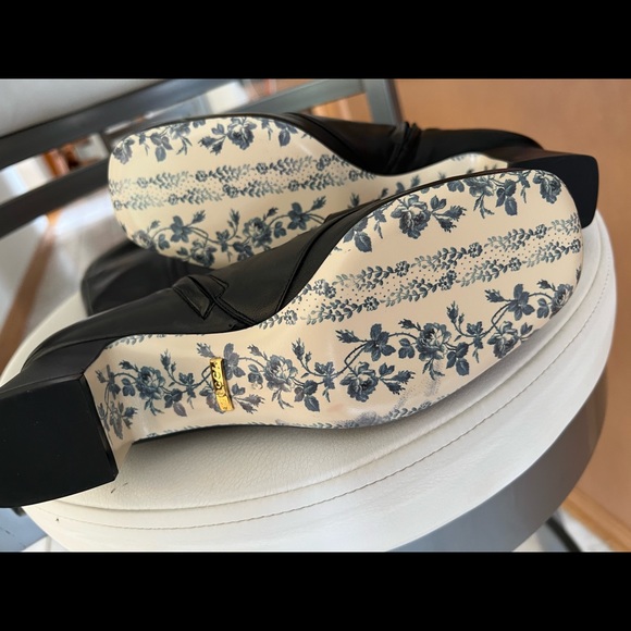 Gucci ! These are honestly the perfect black boot! Its fall lets do this ! 🥰 - Picture 10 of 11